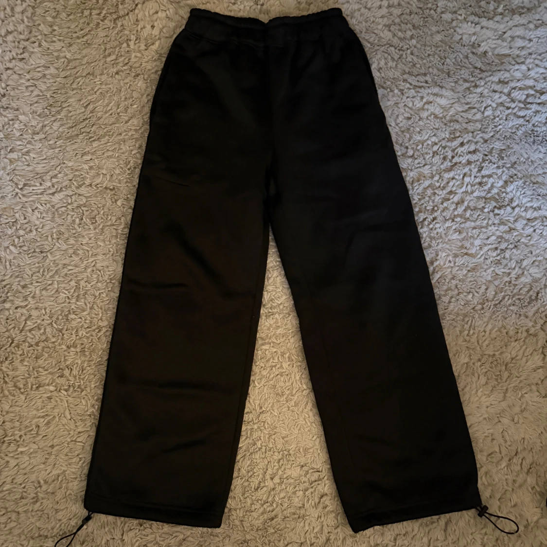 Svarta vida mjukisbyxor med dragsko