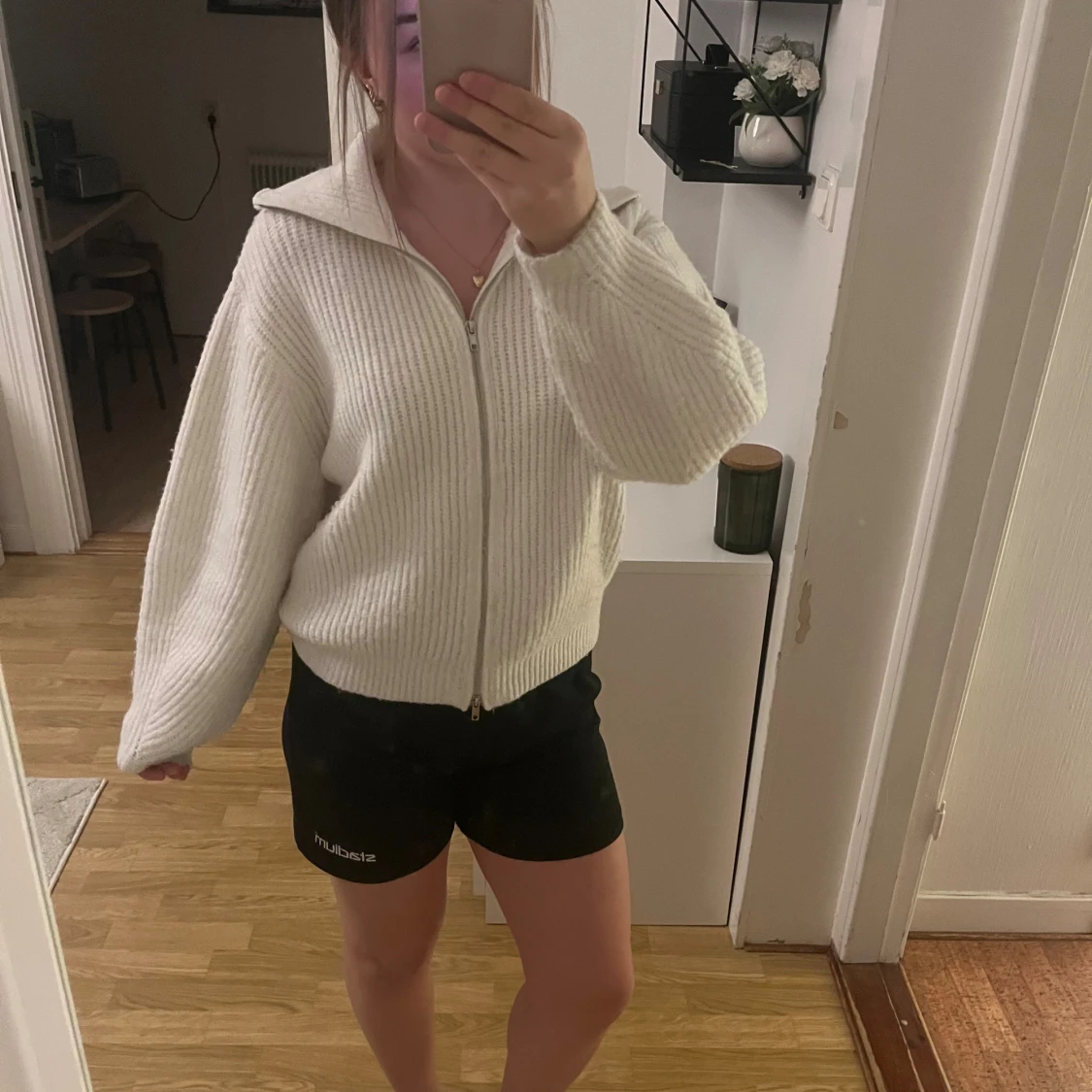 Vit ribbad kofta från BikBok