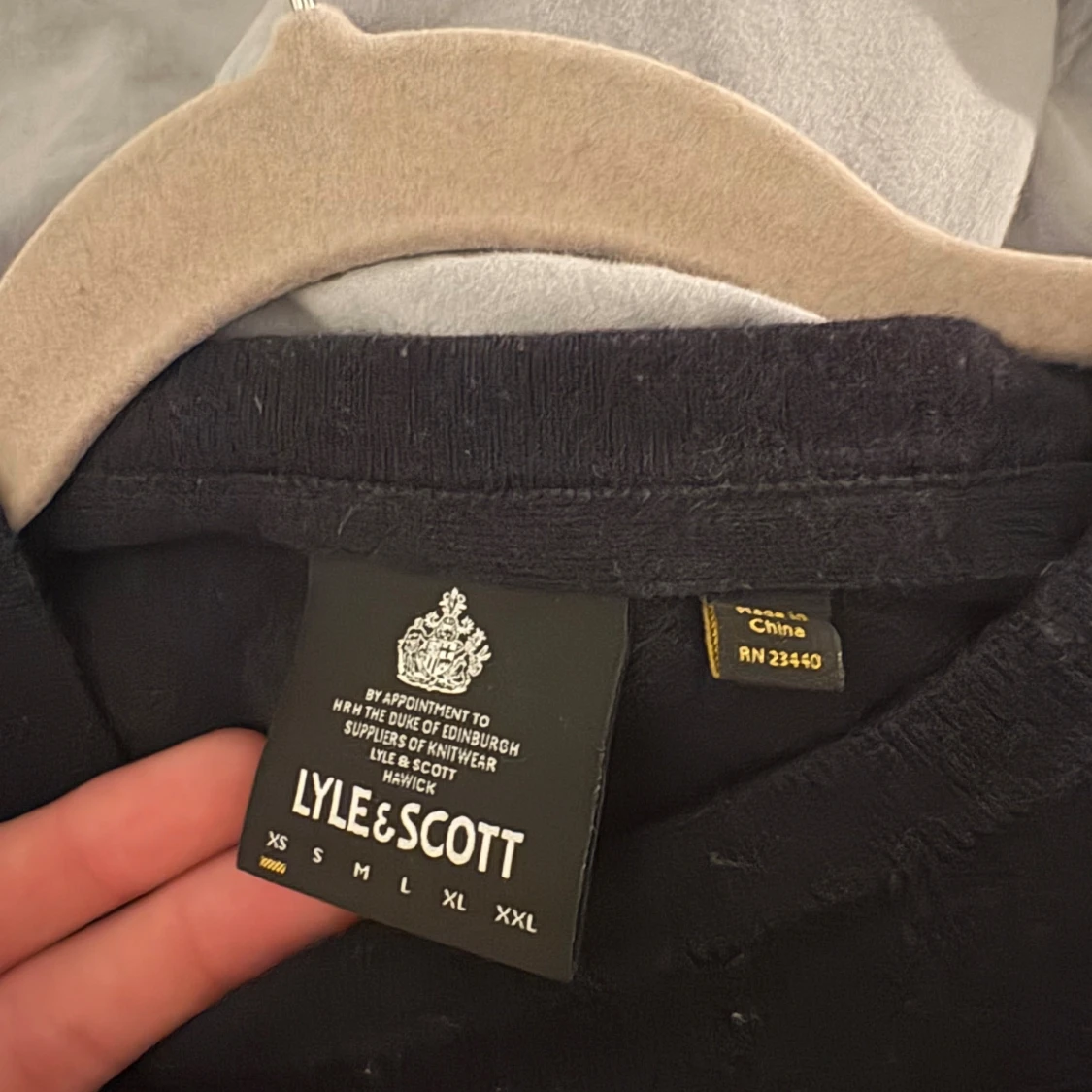 Mörkblå stickad tröja från Lyle & Scott - 3