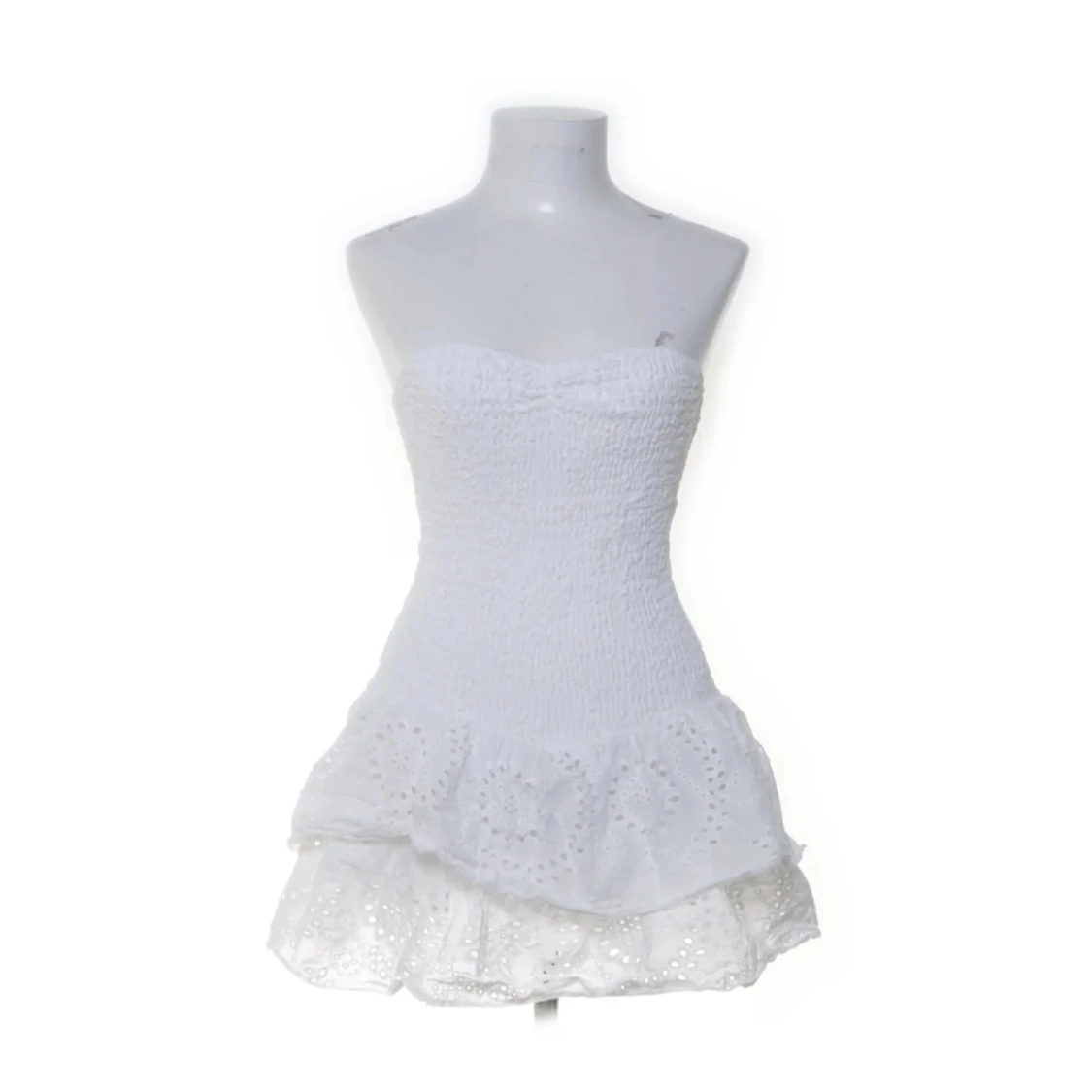 Vit axelbandlös klänning