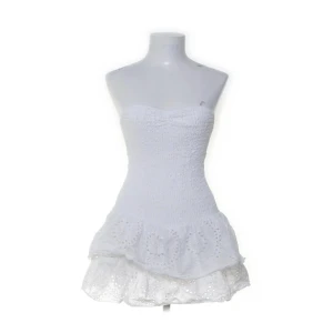 Vit axelbandlös klänning - Vit axelbandslös klänning ifrån meet me there storlex S/M💓  skulle säga att den passar från Xs-M då den är stretchig💓 endast använd 2 gånger super bra skick!