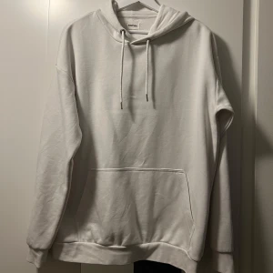 Vit hoodie - Säljer en vit hoodie från streatwear märket ”Yourturn” Stilren och skön tröja som passar till allt. Använd ett fåtal gånger. 