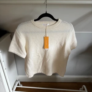 Vit stickad kortärmad tröja - Vit stickad kortärmad tröja från Gina Young storlek 158/164 är som en storlek xs