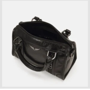 Zadig väska - Säljer min fina zadigväska i modellen ”xs sunny vintage patent axelremsväska - noir”☺️ Lite defekt på handtagen och rostade dragkedjor som syns på bilderna( fråga om fler bilder så fixar jag) 🫰🏼💗dustbag och långt band medföljer❤️fint skick💕nypris: 5 545 Kom med prisförslag 🩷🥰 