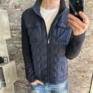 Hackett London Cardigan  - Mycket fint skick, inga defekter. Passformen är inte så slim och sitter rätt stort. Storlek 52/L passar dig som är mellan 185-195 ungefär. Nypris ca 4000kr. Modellen är 185 cm, 79 kg. Passar bra nu till vintern. Skriv för mer information!🤝