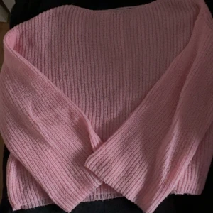 Rosa stickad tröja - Mysig rosa stickad tröja. Tröjan har lång ärm och en avslappnad passform. 