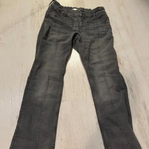 lowaist/midwaist jeans, Gina Tricot - använt fåtal gånger.