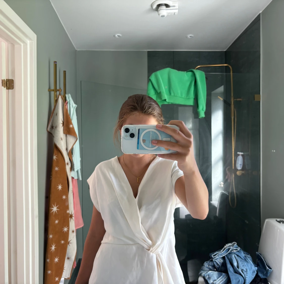 Vit omlottopp med knyt i midjan - 1