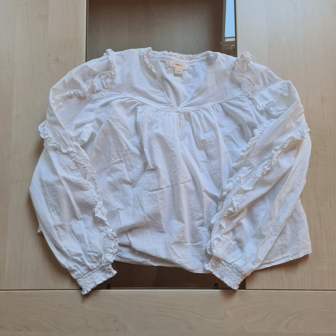 Vit blus med volangdetaljer - 2