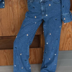 Jeans med stenar på - Ett par jätte fina jeans med stenar på endast använda en gång och nypris 999kr från Nakd