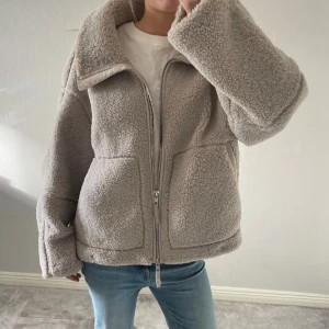 Teddy / Pilé jacka - Fin teddy jacka från H&M. Hör av er om ni har några frågor🩷