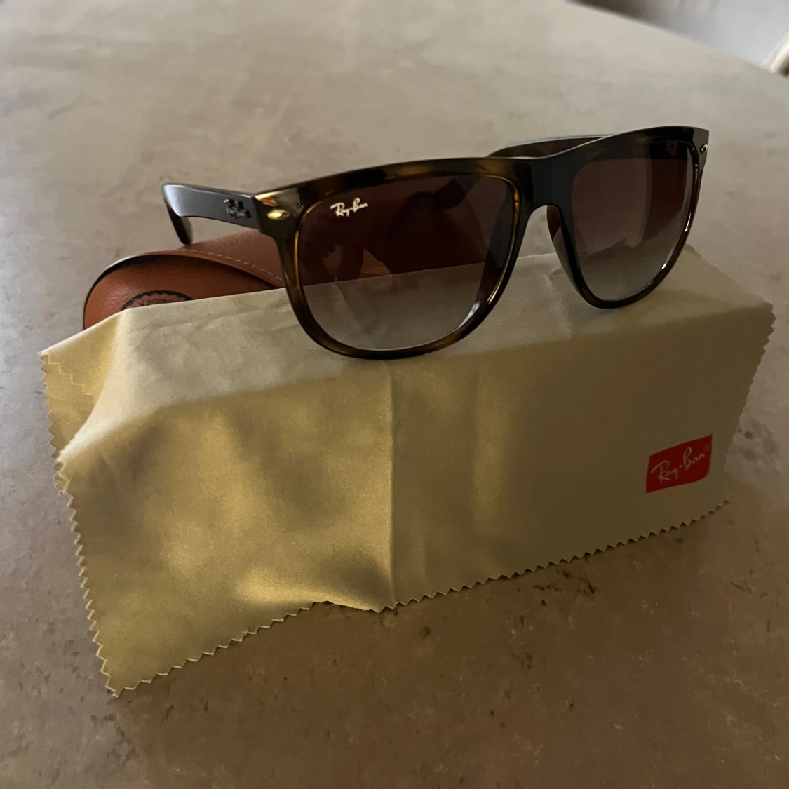 Ray-Ban RB4147 brun solglasögon - 2