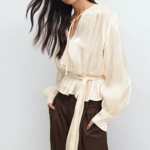 Blus  - Säljer denna populära blus från Gina aldrig använd så som ny💓💓