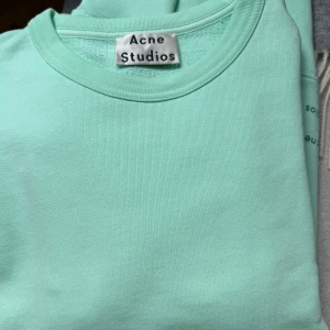 Acne Studios sweatshirt  - Stilren sweatshirt i en härlig fräsch färg. Har endast använts en gång. Passar XS-M beroende på önskad passform (herrmodell men funkar unisex).