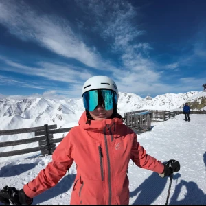 RevolutionRace rosa vindjacka med huva - Snygg rosa vindjacka från RevolutionRace med huva i färgen porcelain rosé med flera praktiska fickor med dragkedja. Jackan har grå detaljer och är tillverkad i slitstark syntet. Perfekt för dig som gillar att vara aktiv utomhus och vill ha en cool look. Åkt skidor i en säsong så i väldigt bra skick. Finns några mindre noppror på framsidan men de märks knappt