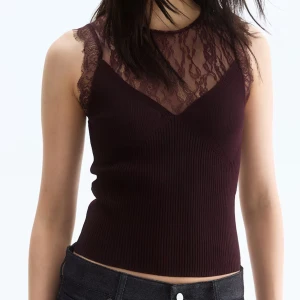 Vinröd ribbad topp med spetsdetaljer -  Helt ny topp, original pris 500 ,använt en gång. Skriv för frågor 