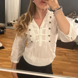 Vit blus från Vero Moda - Super söt somrig blus från Vero Moda med  knappar framtill, den är v-ringningad med trekvartsärmar och är tillverkad fin tunn bomull som känns luftig och fräsch. Perfekt till sommaren och fin middagar 💕🤍skulle ändå säga att den är liten som M storlek 
