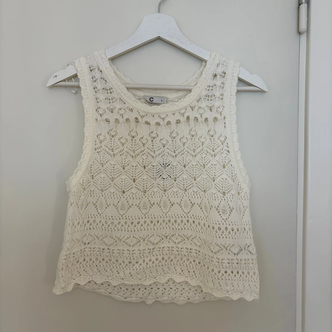 Vit virkad linnetopp