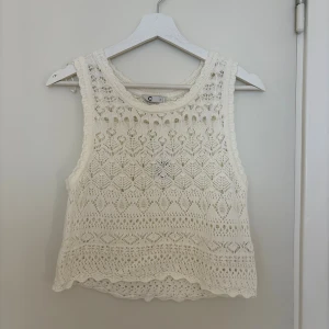 Vit virkad linnetopp - En vitt linne ifrån Cubus i storlek S. Aldrig använt. Nypris: 299kr