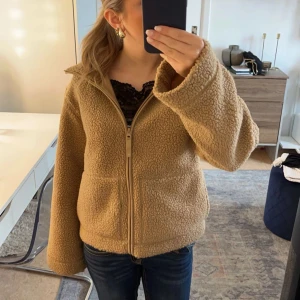 Teddy jacka  - Trendig hm Teddy jacka i storlek xs!Används aldrig längre. Skriv om mer bilder 💕