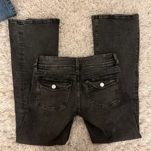 Lågmidjade jeans - Snygga svart/gråa jeans från Gina Young som  inte kommer till användning 💗 skriv privat för fler frågor eller funderingar! Jag säljer de för de är små på mig
