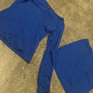 Marinblå långärmad topp  - Snygg marinblå långärmad topp från shein med rundad halsringning. Tunn och mjuk i materialet, perfekt för dig som gillar enkel och stilren design. Passformen är normal och toppen är enfärgad utan detaljer. Färgen är riktigt klar och poppar verkligen. Även kjolen ingår