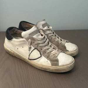 Phillipe models  - Hej! Jag säljer ett par Philippe Model sneakers i den klassiska färgen och storlek 42. Skorna är i sådär skick, men allt är original och box samt tillbehör medföljer. Tveka inte att höra av dig om du har några frågor eller vill ha fler bilder.