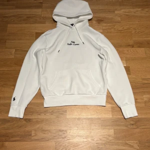 Ralph Lauren hoodie - Polo Ralph Lauren hoodie vit storlek xs. Köpt för 4 månader sedan och använd 1 gång. Inga fläckar eller defekter helt ny.