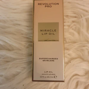 Miracle Lip Oil från Revolution Pro - Miracle Lip Oil från Revolution Pro är en lyxig läppolja som ger intensiv återfuktning och glans. Obruten förpackning. 