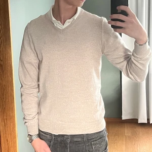 Beige stickad tröja från Stenströms - Säljer en stilren beige stickad tröja från Stenströms i storlek S. Tröjan har v-ringning. Ny pris är 1600kr, är köpt från NK. 