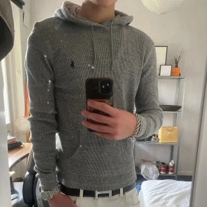 Unik Ralph Lauren hoodie - Säljer en unik stickad grå hoodie från Ralph Lauren, den är storlek S slim fit och i mycket bra skick. Hör av er.🚀