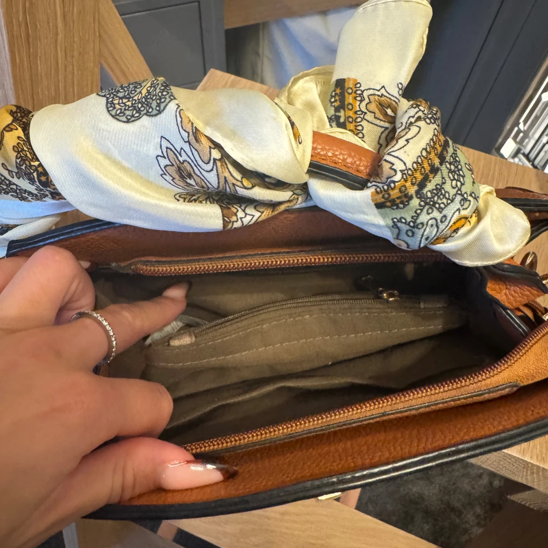 Brun-orange handväska med scarf-detalj - 2