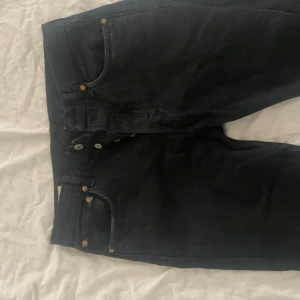 Svarta Levi's 501 Premium jeans 32/34 - Svarta Levi's 501 Premium jeans med klassisk knappgylf och raka ben. Jeansen har fem fickor, snygga nitar och är tillverkade i slitstarkt bomullsmaterial. Perfekt för dig som gillar tidlös stil och vill ha ett par jeans som alltid funkar. Ny pris 1200 säljs för 400 