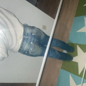 Blå Miss Me jeans - Säljer ett par blå jeans från Miss Me mef normal passform, raka ben och coola detaljer på fickorna. Säljer då dom e för stora å aldrig används längre, köpa här på plick, hör av dig vid frågor💕