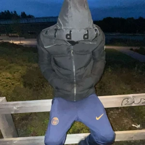 PSG Nike Dri-Fit träningsbyxor blå - Säljer ett par blå PSG träningsbyxor från Nike med Dri-Fit material och slim fit passform. Byxorna har gult Nike-märke och PSG-logga framtill, elastisk midja med snörning och detaljerade paneler på benen. Perfekta för dig som gillar sportig stil.