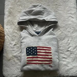 Ralph lauren hoodie - Super snygg ralph lauren hoodie. Strl 14-16. Eller xs. Mycket bra skick. Används fåtal gånger. Fraktar samma dag!