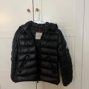 Svart puffer jacka från MONCLER - Säljer min jättesnygga jacka från MONCLER. Har varit använd två vintrar med är i jättebra skick. Inga defekter på hål eller smuts mm. Strl är 152 men sitter som en XXS. Perfekt till de kyligare dagarna! Kontakta mig om ni har några frågor.