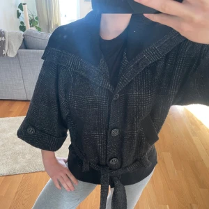 Unik kappa - Säljer denna skitsnygga ullkappa med stor krage, knäppning och midjeskärp som går att ta bort!