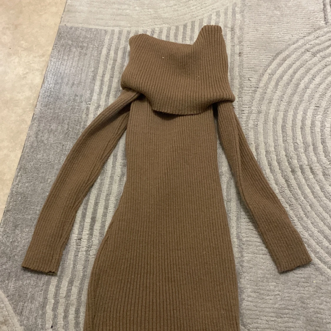 Ribbad brun stickad klänning