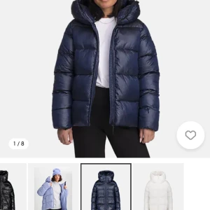 Mörkblå vinter jacka med luva  - Snygg mörkblå pufferjacka med huva och dragkedja framtill. Jackan har en quiltad design och är perfekt för kyliga dagar. Den har en rak passform och långa ärmar, vilket gör den både bekväm och stilren. Mycket varm inför vintern, köptes förra vintern så Fof i bra skick, säljer pga att den är för stor för mig som bär xs, skulle nog passa tex M/L bättre då den är storlek 36(om jag minns rätt) köptes för 1000 men vill få sålt så tänker 450❤️skriv för bilder 