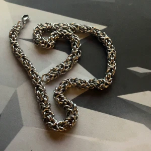 Handgjort silverfärgat halsband - Unikt handgjort halsband med flätad kedja i silverfärgad metall från kejsar Lägg bud!!