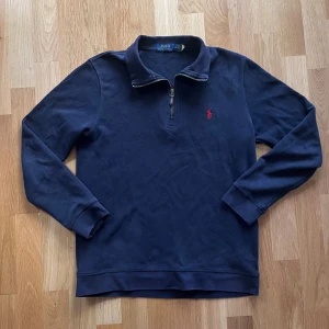 Polo Ralph Lauren - mörkblå zip - Säljer en Polo Ralph Lauren zip🙌🏻| Storlek M | Skick 9.5/10🔥-kan vara nån liten fettfläck nån stans men syns inte | Skriv vid minsta fundering 💭 
