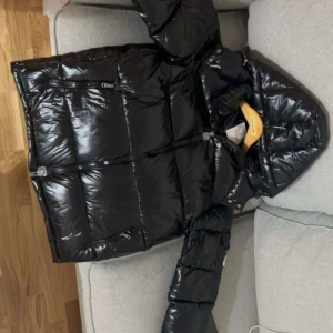 Svart Moncler jacka  - Moncler jacka ny priset kan diskutera fler storlekar finns