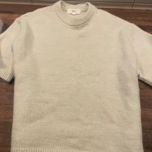 Ljus grön mysig stickad tröja😘storlek xs - Mysig tröja perfekt till vardagen,jag säljer den efter som den passade inte för mig,knappt använd💕