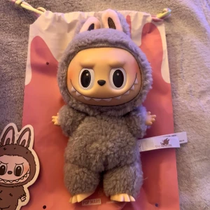 Äkta Labubu Sesame Bean - Äkta Labubu från popmart säljes. Kartong, kort och påse följer med kod kan skrapas på kartongen för att intyga äkthet