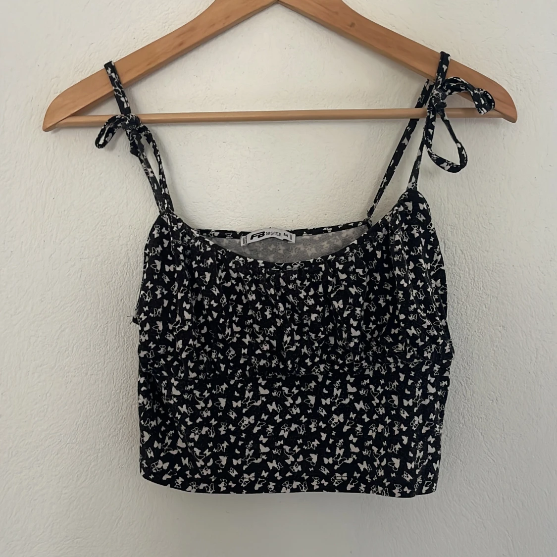 Svart blommig linnetopp från FB Sister