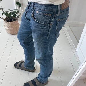 Polo Ralph Lauren jeans - Sköna polo Ralph Lauren jeans i storlek W32 L32 Slim. Mått A:43 cm B: 102 cm. Inga större defekter fast liten fläck som ni ser märks inte! Modellen är 180 cm 75 kg. Kom med frågor ✌️