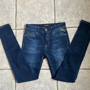Mörkblå replay jeans  - Snygga skinny jeans från Replay i mörkblå denim med klassiska kontrastsömmar och detaljerade bakfickor. Perfekta för dig som gillar en stilren och modern look. De är också i Hyperflex som gör att de blir stretchiga. De är i storlek W27 och L30,de är i mycket bra skick. Skriv till mig vid minsta fundering 🤔 💭 Mvh Emil
