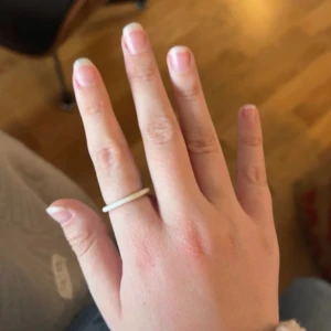 Vit rund ring i enkel design - Säljer 3 stycken vita ringa som är olika stora! En small, en medium och en stor ring. Passar till dig som vill gör din outfit lite extra dateljerad! 