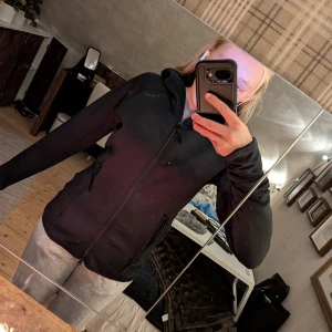 En tränings jacka  från kayoba  - En tränings jacka som är skön och svart med stor fickor och en luva  en dragkedja som man kan öppna nerifrån och i storlek M 